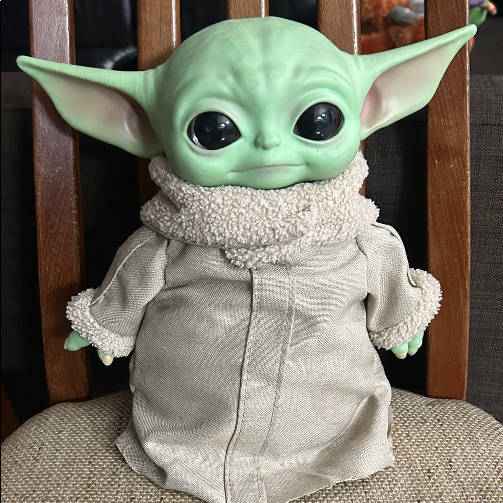 Star Wars Green Alien Plush with Cream Robe - Picture 1 of 6